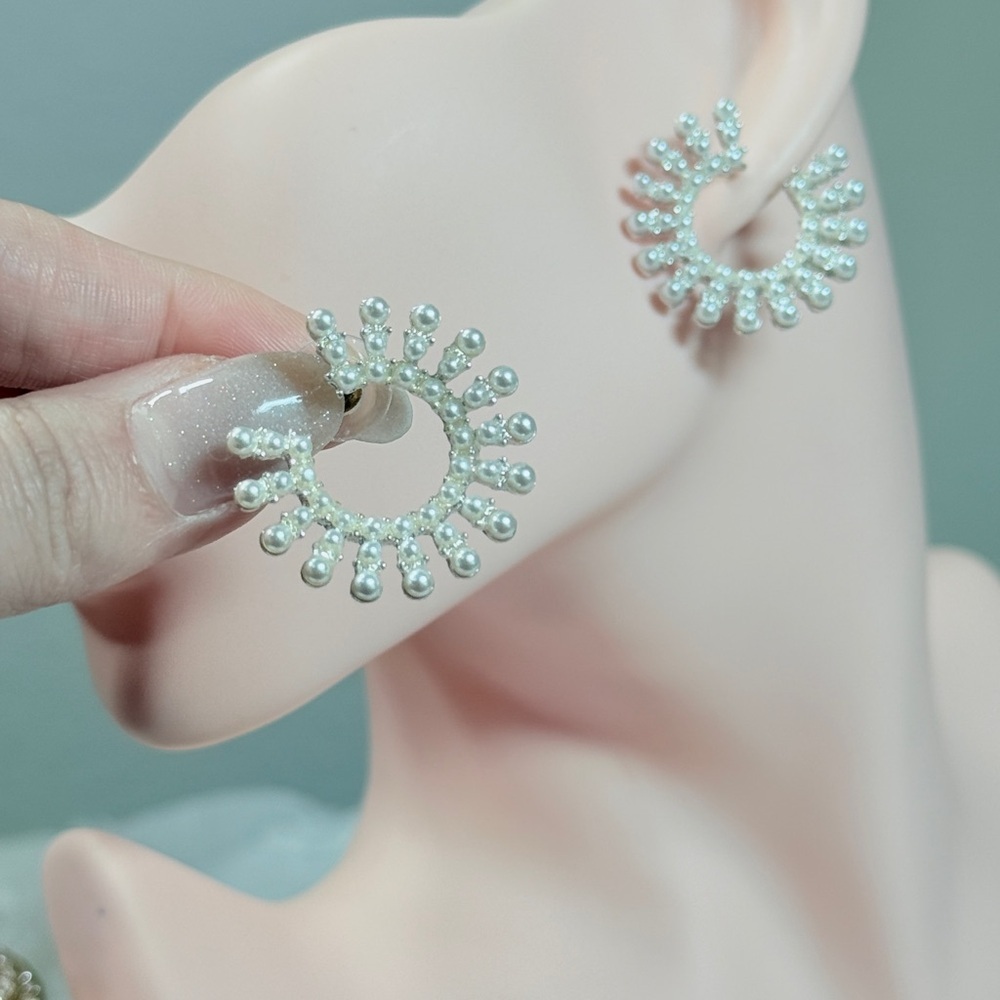 ⚜️ Silver Mini Pearl Earrings - Picture 5 of 7